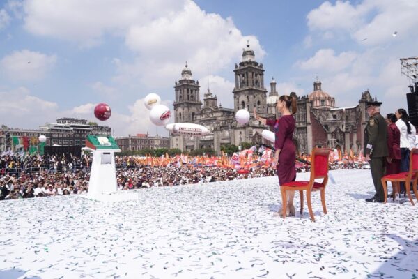 Sheinbaum llena el Zócalo y promete no fallarle al pueblo