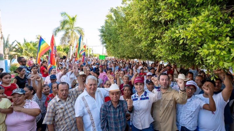 Geraldine Ponce con simpatizantes durante un recorrido en Nayarit