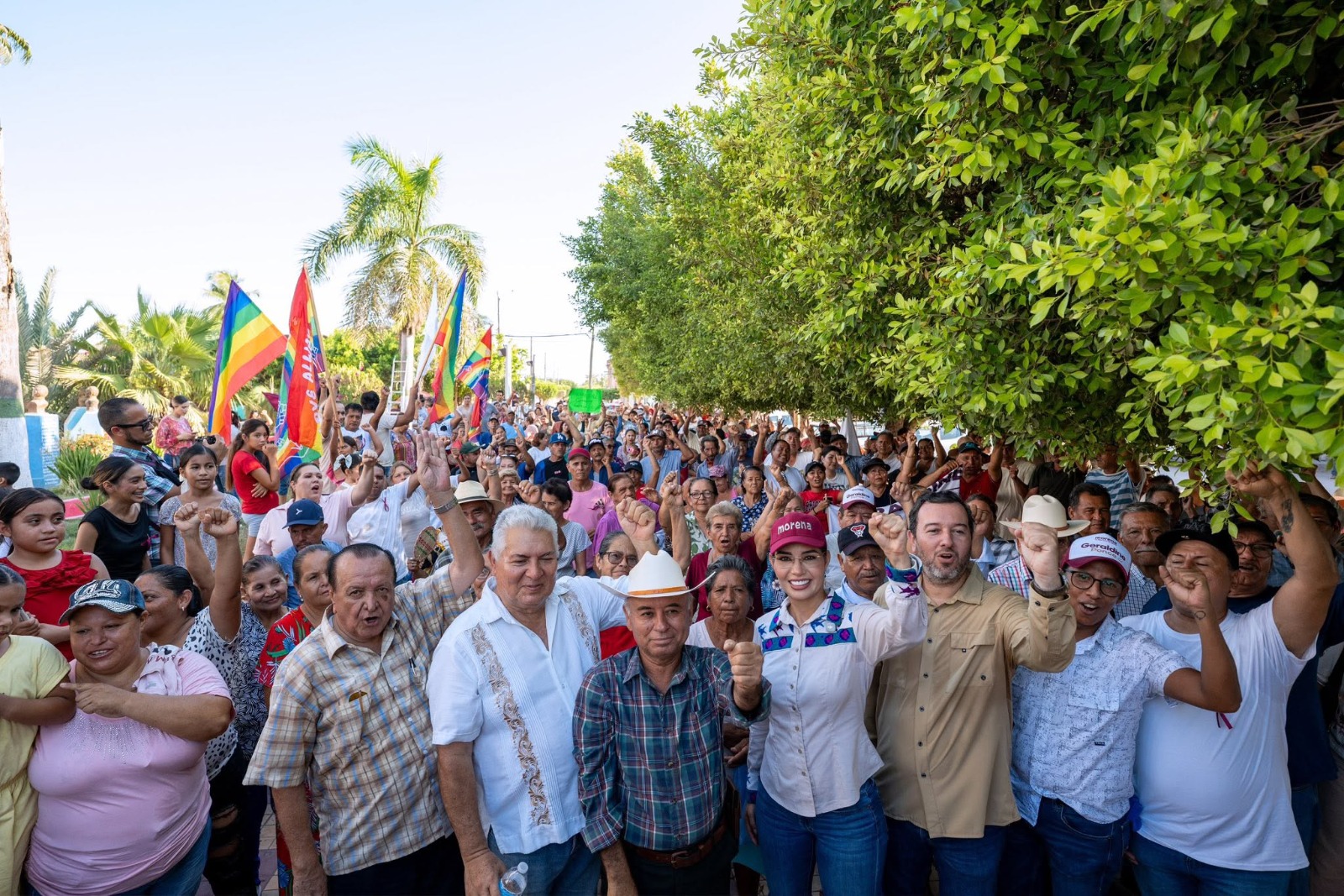 Geraldine Ponce con simpatizantes durante un recorrido en Nayarit