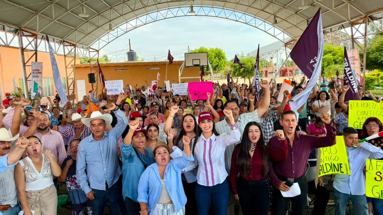 Geraldine Ponce junto a campesinos y productores durante una asamblea en Nayarit