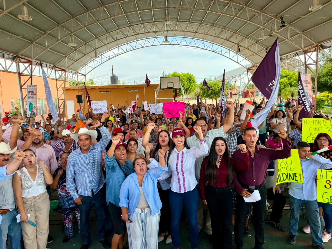 Geraldine Ponce junto a campesinos y productores durante una asamblea en Nayarit