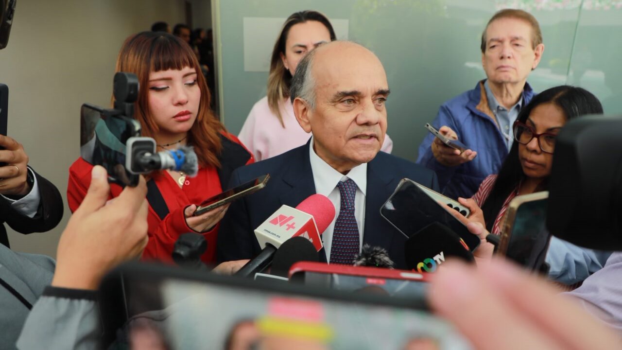 El senador Manuel Añorve Baños atiende a representantes de medios de comunicación.