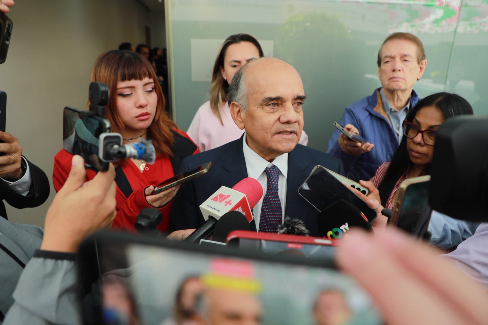 El senador Manuel Añorve Baños atiende a representantes de medios de comunicación.