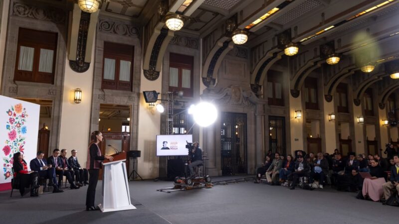 La presidenta Claudia Sheinbaum encabeza un acto público ante funcionarios, medios de comunicación y asistentes en un recinto de Palacio Nacional.