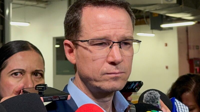 El senador Ricardo Anaya Cortés atiende a medios de comunicación en el Senado de la República.