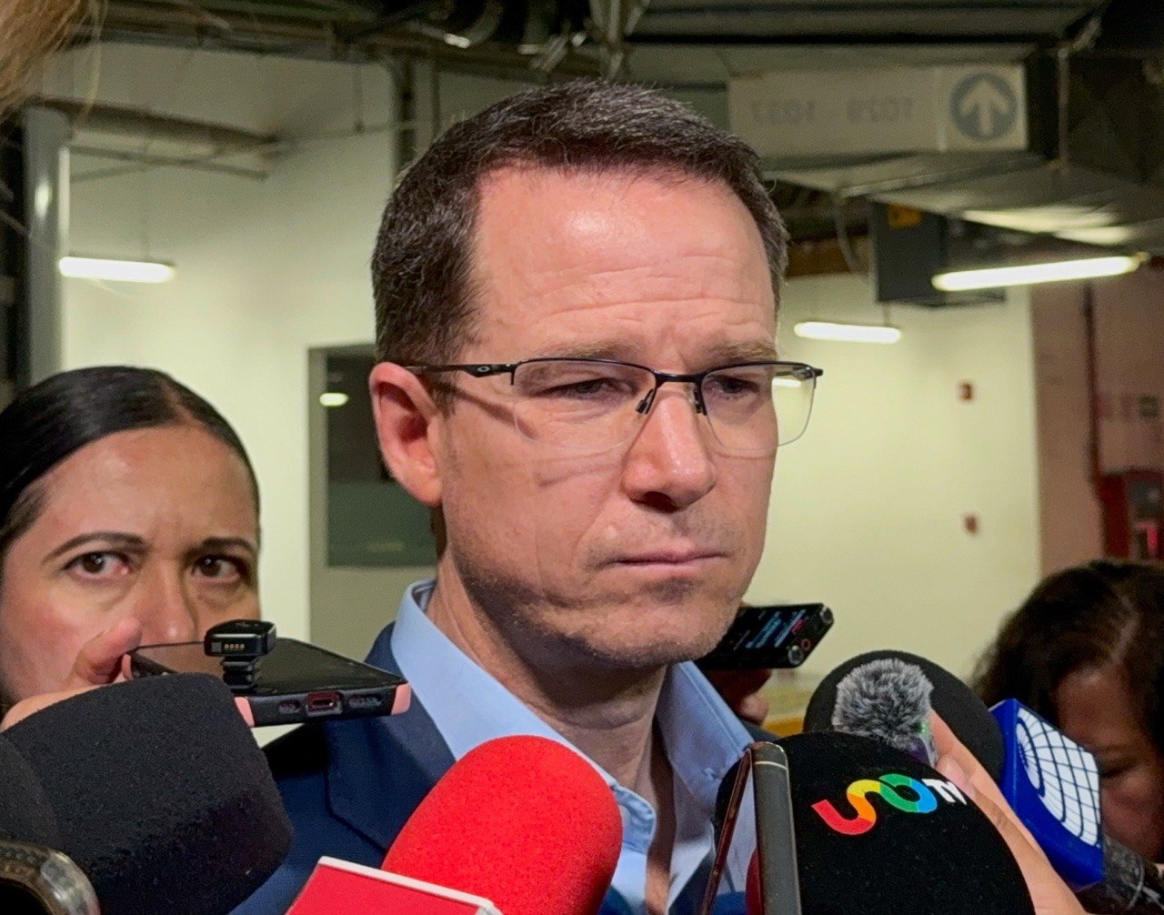 El senador Ricardo Anaya Cortés atiende a medios de comunicación en el Senado de la República.